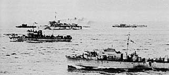 Comandos son transportados por el Cañonero fluvial HMS Locust y otras embarcaciones rumbo a las facilidades portuarias de Dieppe. Su objetivo fue cambiado para ir en apoyo de tropas canadienses