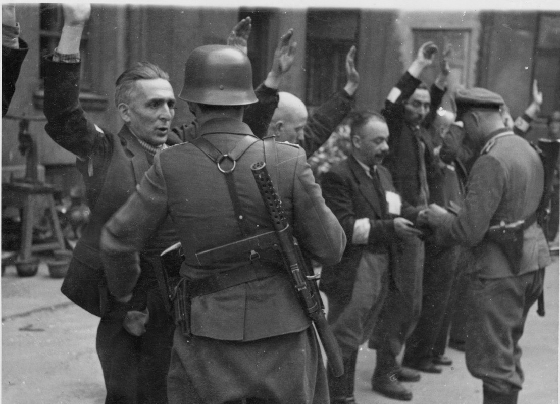 Soldados alemanes arrestando a judíos durante el levantamiento del Gueto de Varsovia, en mayo de 1943