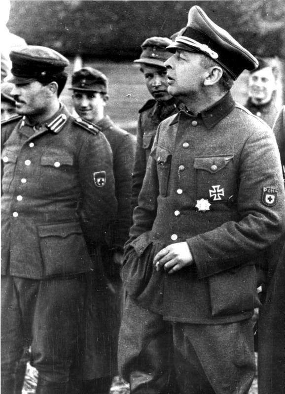 Kaminski junto a sus tropas durante la operación Frühlingsfest