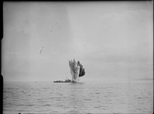 El averiado destructor HMS Berkely es hundido mediante un torpedo cuando los británicos se retiran de Dieppe