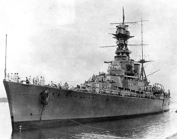 El HMS Hood en el Canal de Panamá en Julio de 1924
