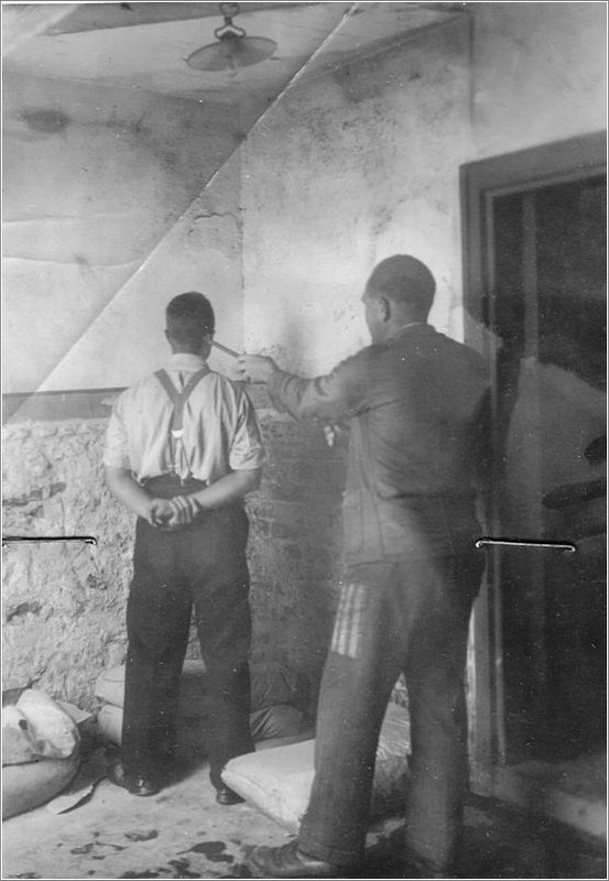 Un líder de un bloque de Mauthausen castiga a un recluso