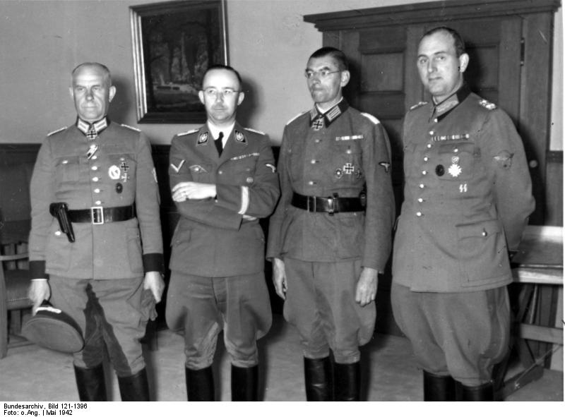 Himmler y Daluege acompañado por el SS-Sturmbannführer Bernhard Griese y por el SS-Sturmbannführer Rudolf Pannier en mayo de 1942