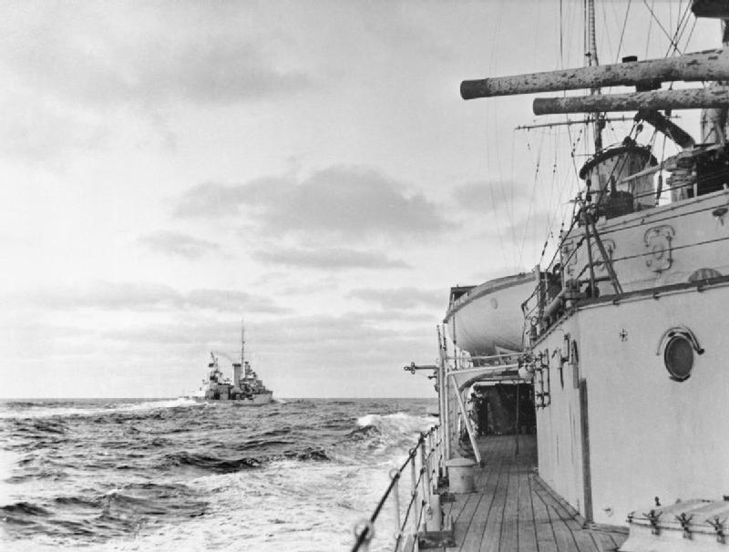 El HMS Achilles visto desde el HMS Ajax durante el transcurso de la batalla del Río de la Plata