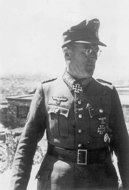 Schörner en la Acrópolis, abril de 1941