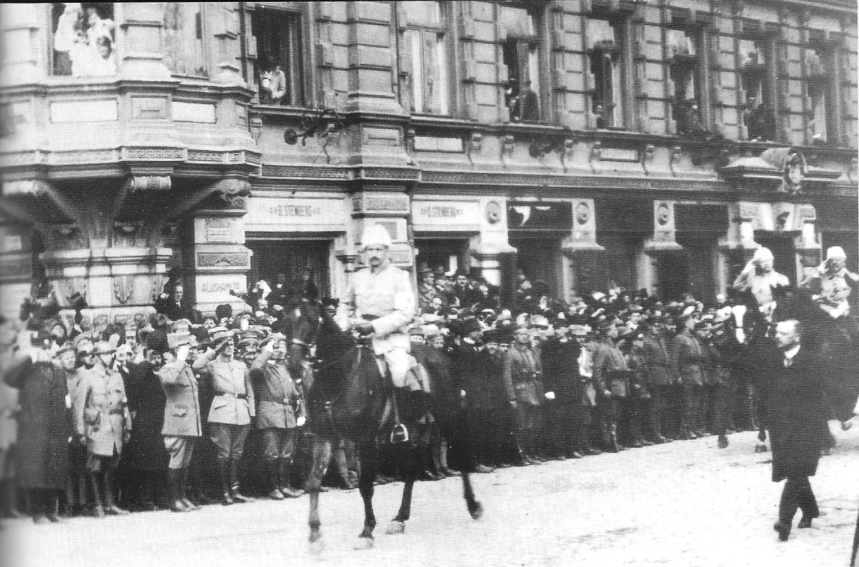 Mannerheim en el desfile de la victoria en la final de la Guerra Civil de Finlandia en Helsinki, 1918