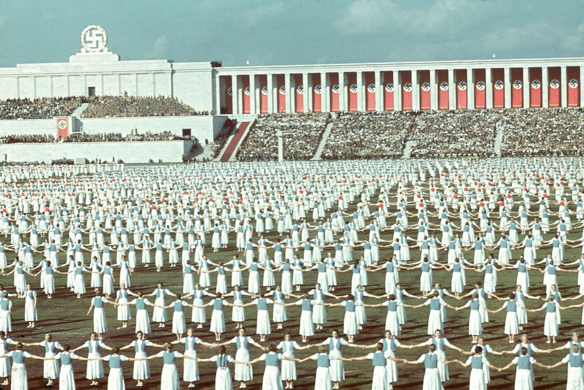 Liga de Jóvenes Alemanas bailando durante el Congreso del Partido del Reich, Núremberg, Alemania, 1938