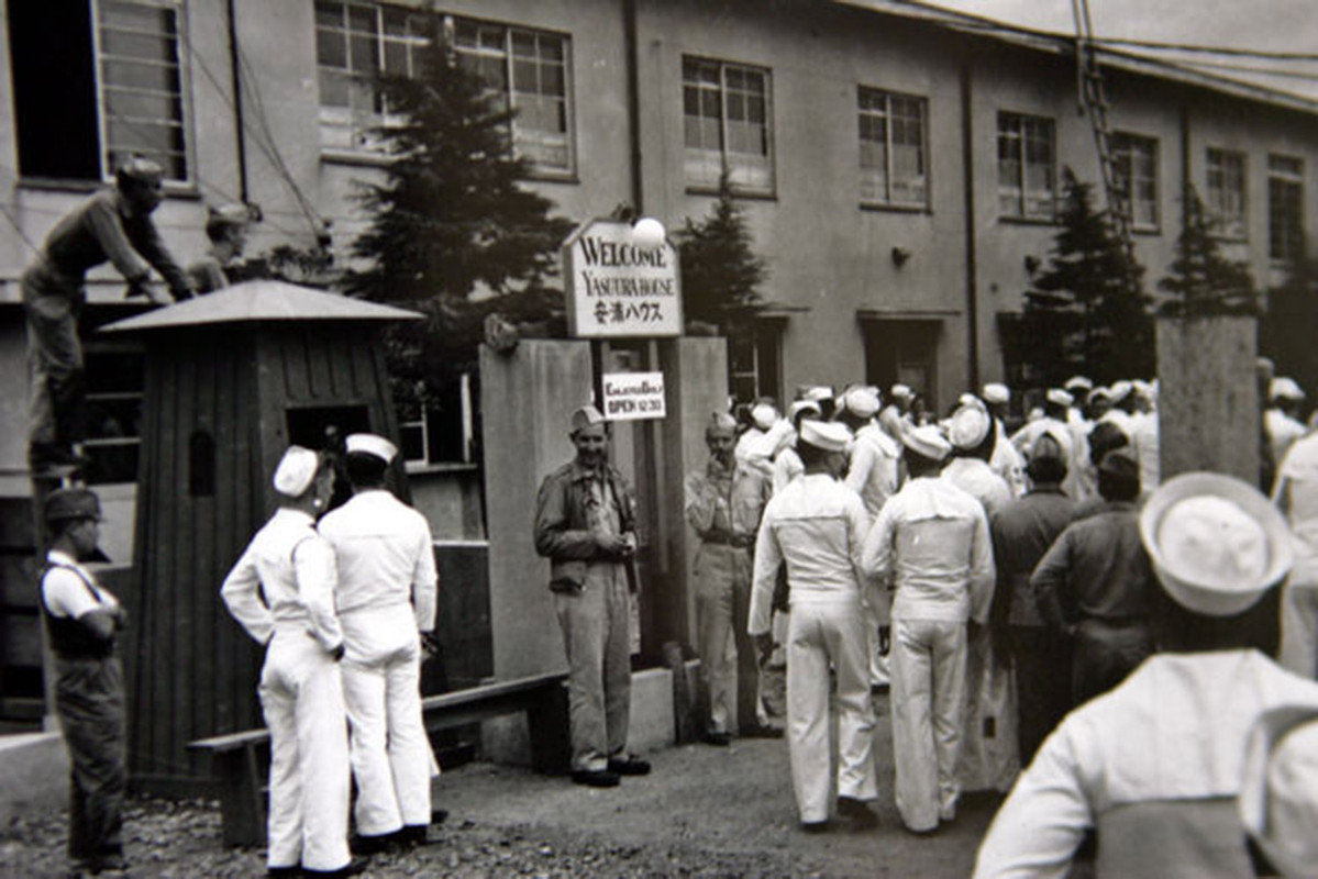 Marineros estadounidenses en las puertas del burdel Yasu-ura en Yokosuka al sur de Tokio