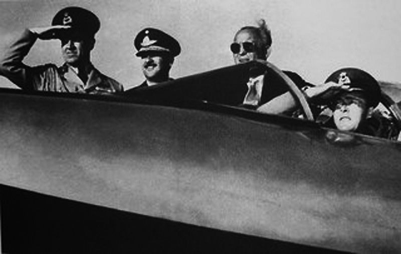 Mayor Sonderman, el Brigadier Ojeda, Kurt Tank y el Príncipe consorte de Holanda observan el vuelo rasante del Pulqui