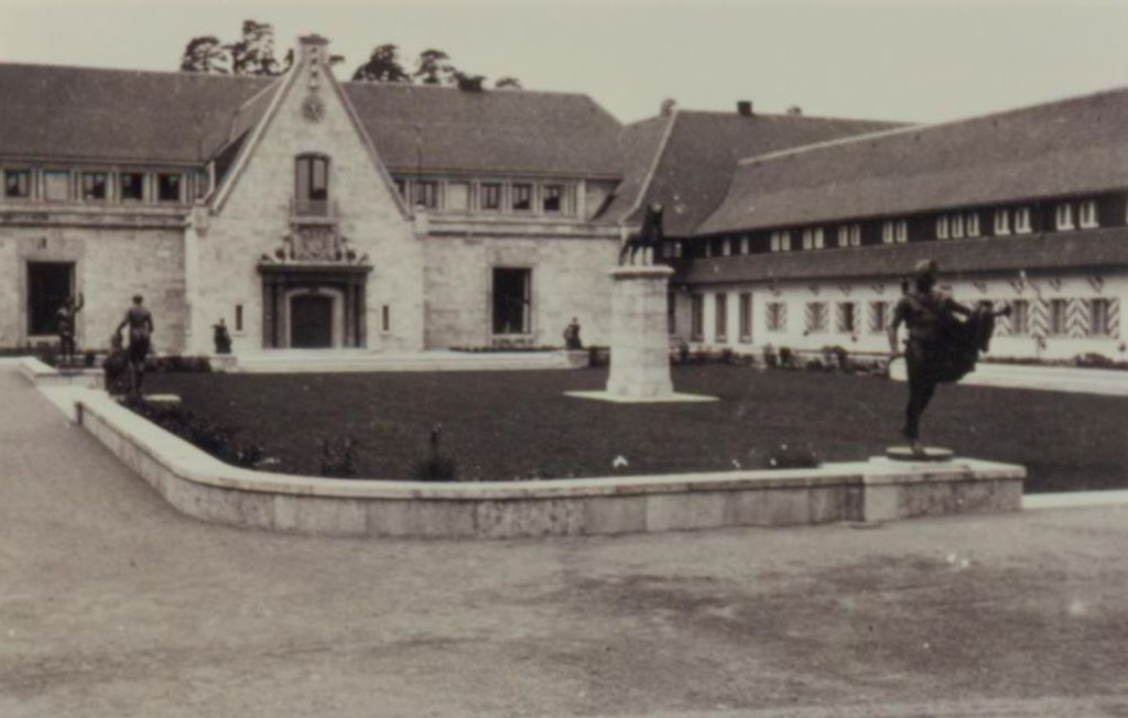 Gran patio y entrada principal, 1943