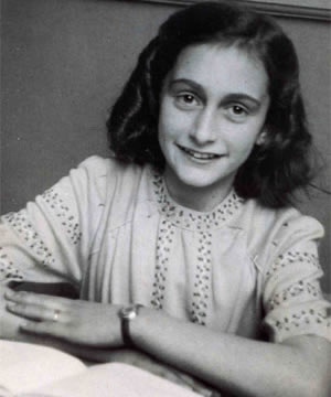 Anne Frank, fue internada en Auschwitz-Birkenau entre septiembre y octubre de 1944, luego fue trasladada a Bergen-Belsen donde murió de fiebre tifoidea. Es famosa por su diario, mundialmente conocido