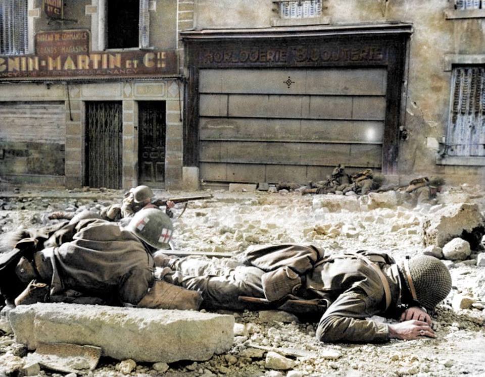 Un médico atiende a un capitán herido del 357 regimiento de infantería estadounidense. En la batalla del río Moselle, Francia