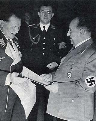 Walther Funk acepta su cargo como Ministro de Economía de manos de Hermann Göring
