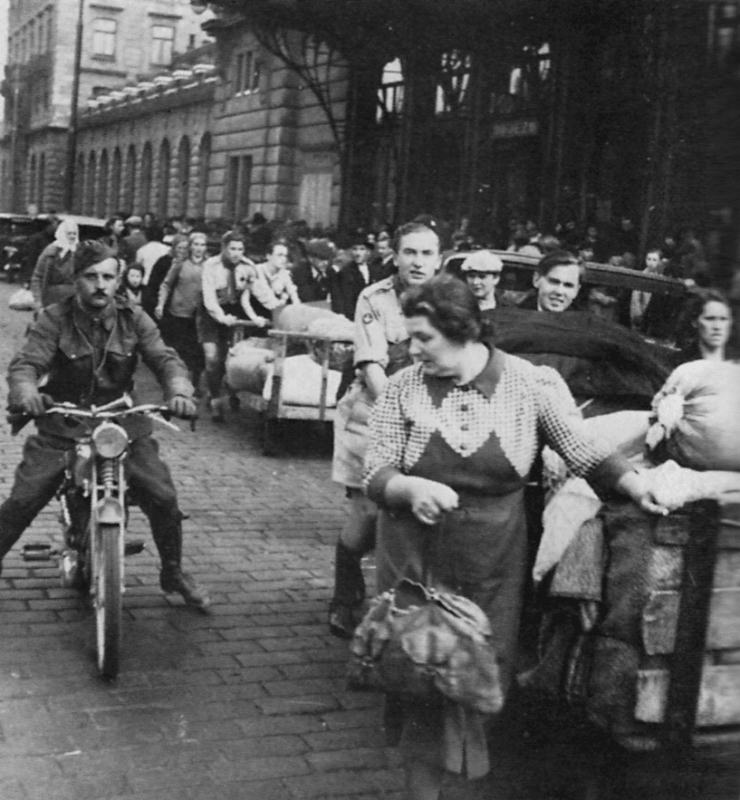 Refugiados checos llegan a Praga, invierno de 1938-1939