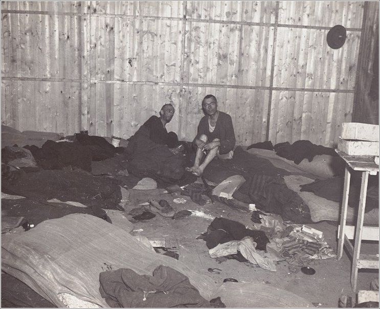 Dos presos justo después de la liberación del campo