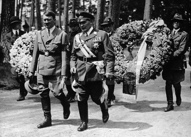 Hitler y Goering en el funeral de Carin Goering