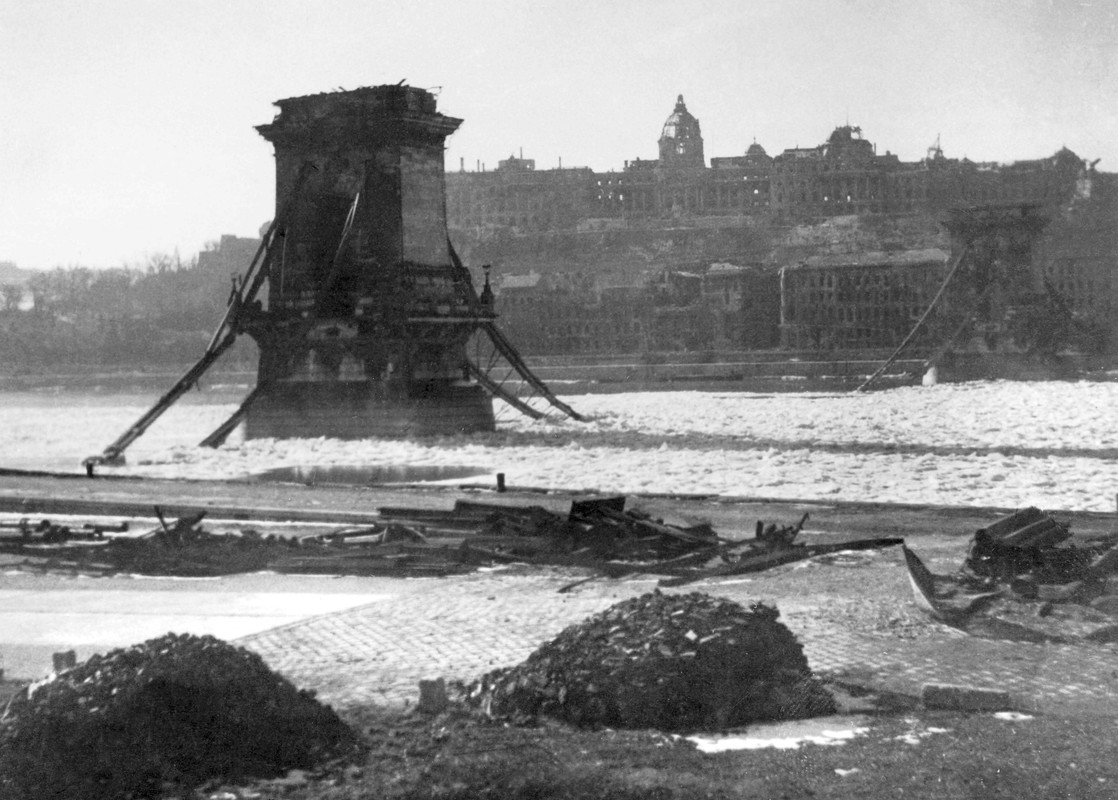 El Castillo de Buda y el Puente de las Cadenas semidestruidos. Fotografía tomada el 3 de febrero de 1946