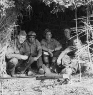 Un grupo de soldados aliados oculto de los alemanes, después de la evacuación de la isla. 29 julio 1941