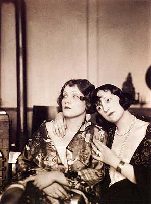 Marlene Dietrich y Ressel Orla en 1923