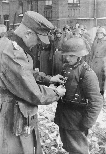 Willi Hübner de 16 años de edad, de las HJ, recibiendo la Cruz de Hierro en marzo 1945