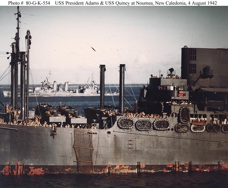 Al fondo el USS Quincy, en primer plano el USS President Adams AP-38 fotografiados desde el USS Wasp, el 4 de agosto de 1942, en Noumea, Nueva Caledonia, al inicio de la escolta de la fuerza de desembarco de Marines