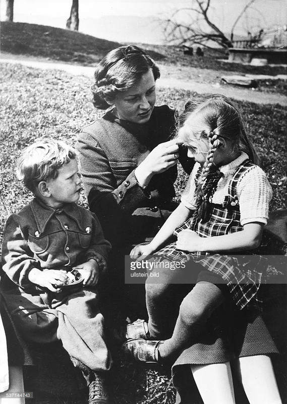Henriette von Schirach, esposa de Baldur von Schirach y sus hijos Klaus y Angelika, mayo de 1937