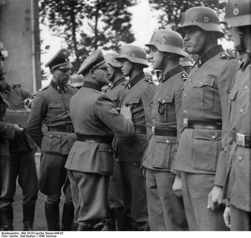 Joseph Dietrich imponiendo condecoraciones a soldados de la Leibstandarte en 1940