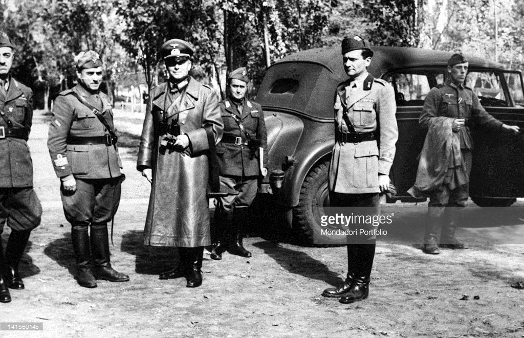 El general alemán del primer ejército Ewald von Kleist se despide del general Giovanni Messe y del comandante Titta Cavaleri después de una visita a la sede italiana. Octubre de 1941