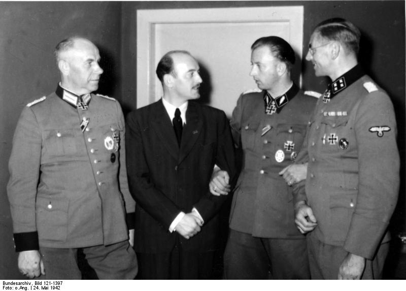 SS-Standartenführer Hermann Fegelein junto a Heinz Gödecke, el SS-Sturmbannführer Bernhard Griese y el SS-Sturmbannführer Rudolf Pannier el 24 de Mayo de 1942
