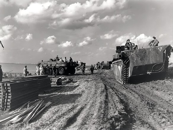 Una columna de vehículos anfibios de Alligator canadienses que pasan vehículos anfibios Terrapin en el río Scheldt, cerca de Terneuzen, Países Bajos, 13 de octubre de 1944