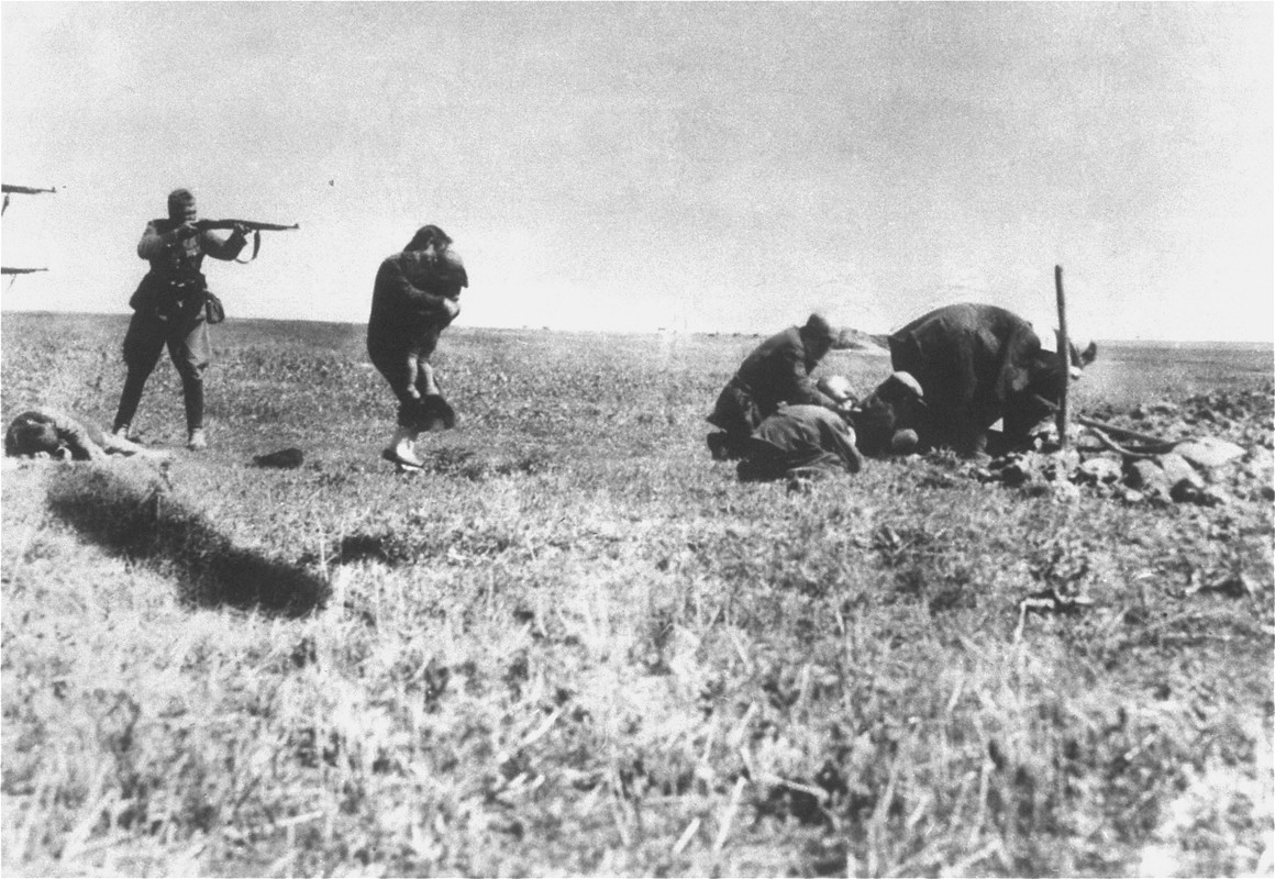 Asesinato de judíos en Ivángorod, Ucrania, 1942, por parte de un Einsatzgruppe