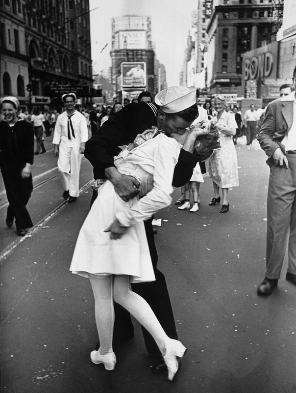 La icónica fotografía de Alfred Eisenstaedt de un marinero besando a una enfermera en Times Square el día del fin de la guerra, 1945