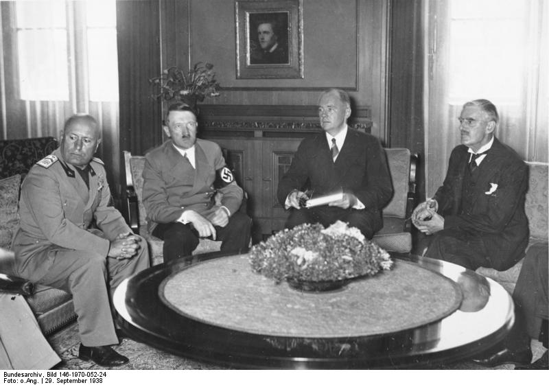 Representantes de Italia, Alemania e Inglaterra, Benito Mussolini, Adolf Hitler, junto a su intérprete oficial Paul-Otto Schmidt, y Arthur Neville Chamberlain, septiembre de 1938