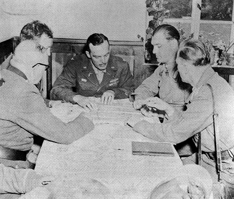 8 de Mayo de 1945, el Coronel Sink, centro, acepta la rendición del LXXXII Cuerpo alemán, el Teniente General Theodor Tolsdorff, a la derecha