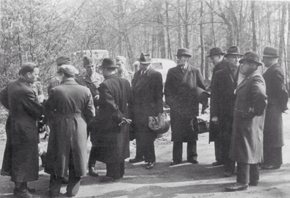 Agentes de paisano de la Gestapo durante la Operaciones Buses blancos en 1945