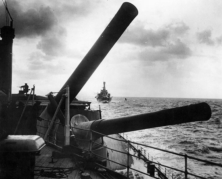HMS Hood durante las maniobras frente a Portland con el HMS Repulse en 1926