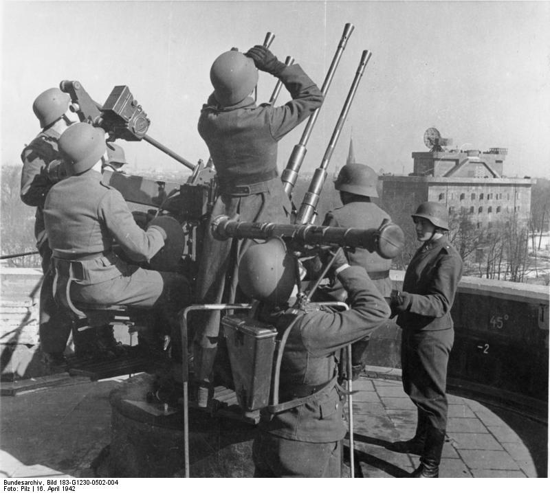 Sirvientes de un montaje cuádruple de 20 mm. en la torre de Tiergarte, Zoo de Berlín. Se observa al fondo de la imagen la Leitturm, torre de control