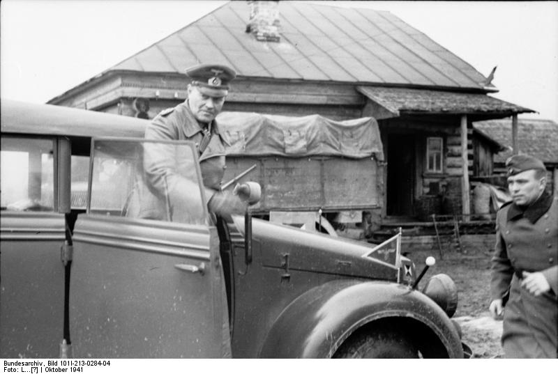 El Generaloberst Erich Hoepner bajando de su coche oficial en Rusia el 20 de Julio de 1944, siendo recibido por su Estado Mayor
