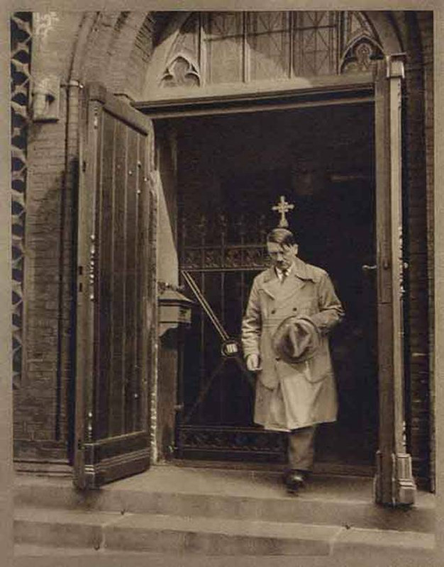 Hitler siempre demostró e hizo pública su fe. En esta foto lo muestra saliendo de la Iglesia Marine de Wilhelmshaven