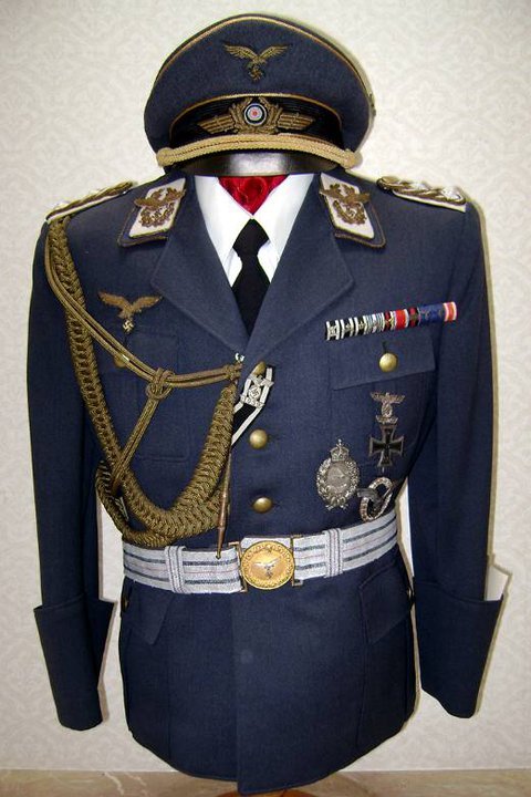 Guerrera de General de Estado Mayor de la Luftwaffe. Pueden verse los cordones distintivos en dorado del personal de E.M. Esta perteneció al General Alfred Keller