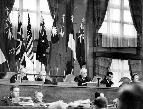 El Presidente del Tribunal y miembro de la Corte Suprema de Australia William Webb durante una sesión en 1946