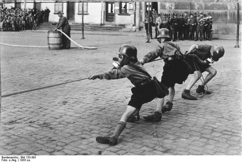Miembros de la Hitlerjugend jugando con mascaras antigás en 1937