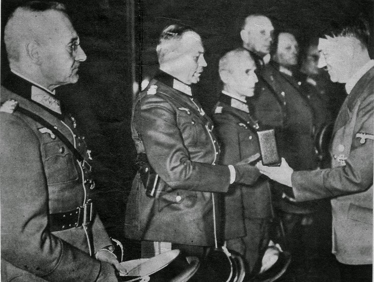 Adolf Hitler concediendo la Cruz de Caballero a generales después de la invasión de Polonia, el 27 de octubre de 1939. Aquí está otorgando el caso de Heinz Guderian. Los beneficiarios, de izquierda a derecha, Franz Halder, Heinz Guderian, Hoth Hermann, Adolf Strauss, Erich Hoepner y Friedrich Olbricht