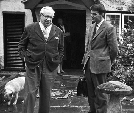 Sir Arthur Harris en 1962, izquierda, junto al escritor David Irving