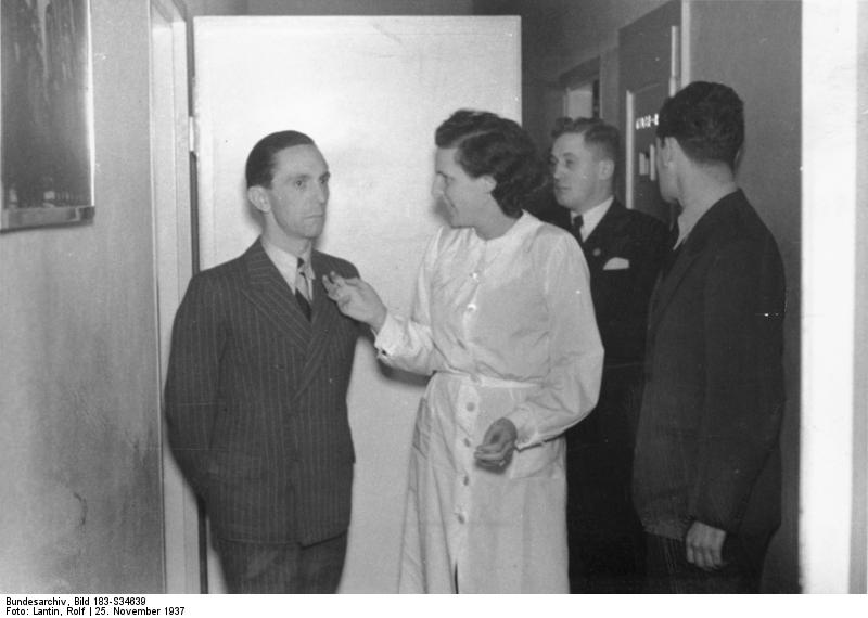 Goebbels y Riefenstahl en 1938, después del estreno del film Olympia