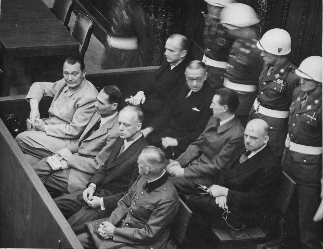 Dirigentes nazis juzgados en Núremberg. Delante, de izquierda a derecha, Hermann Göring, Rudolf Hess, Joachim von Ribbentrop y Wilhelm Keitel. Detrás, en el mismo orden, Karl Dönitz, Erich Raeder, Baldur von Schirach y Fritz Sauckel