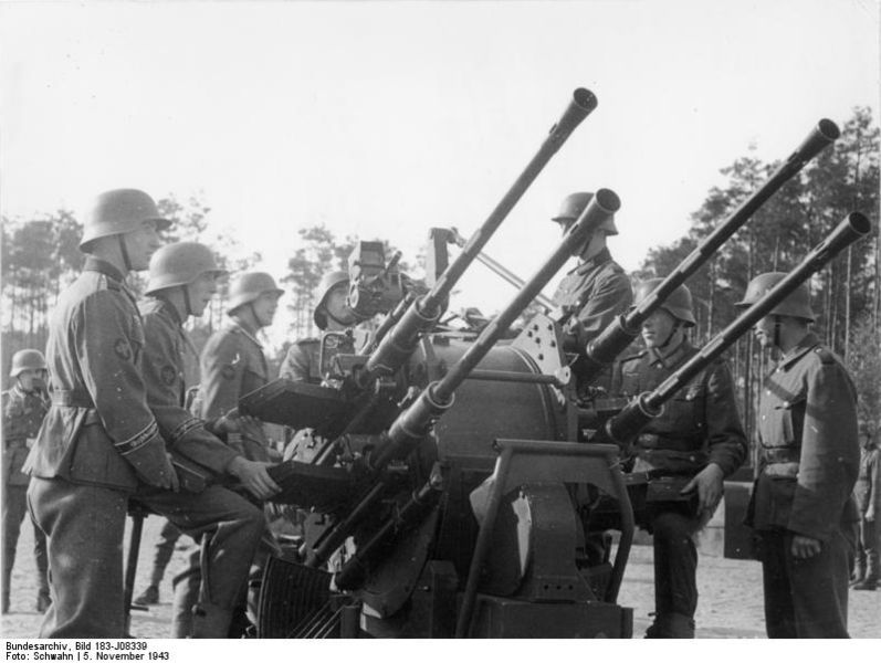 Hombres del Panzergrenadieren Großdeutschland Division training con un Flakvierling, un arma efectiva contra objetivos aéreos y terrestres
