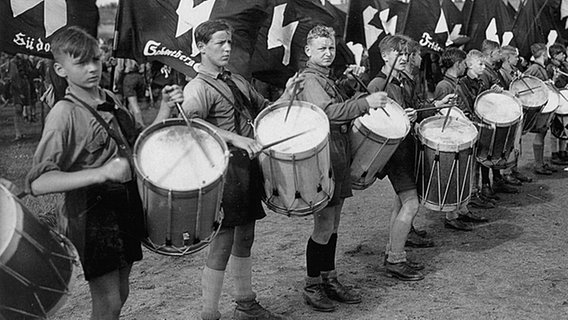 Miembros de las Juventudes Hitlerianas tocando el tambor el 1 de enero de 1937