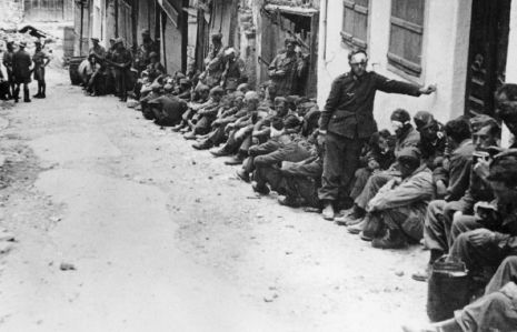 Un numeroso grupo de prisioneros alemanes, algunos de ellos heridos, en una calle de Chanea