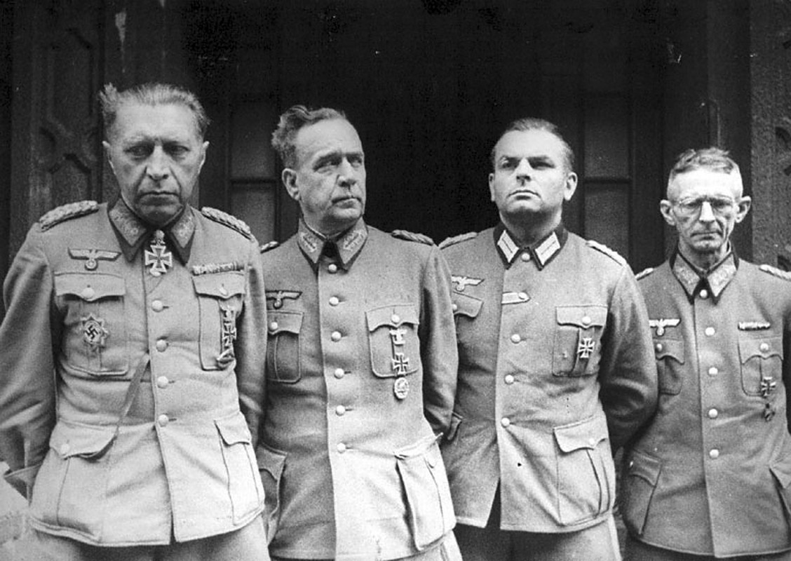 Weidling, el primero a la izquierda, una vez hecho prisionero